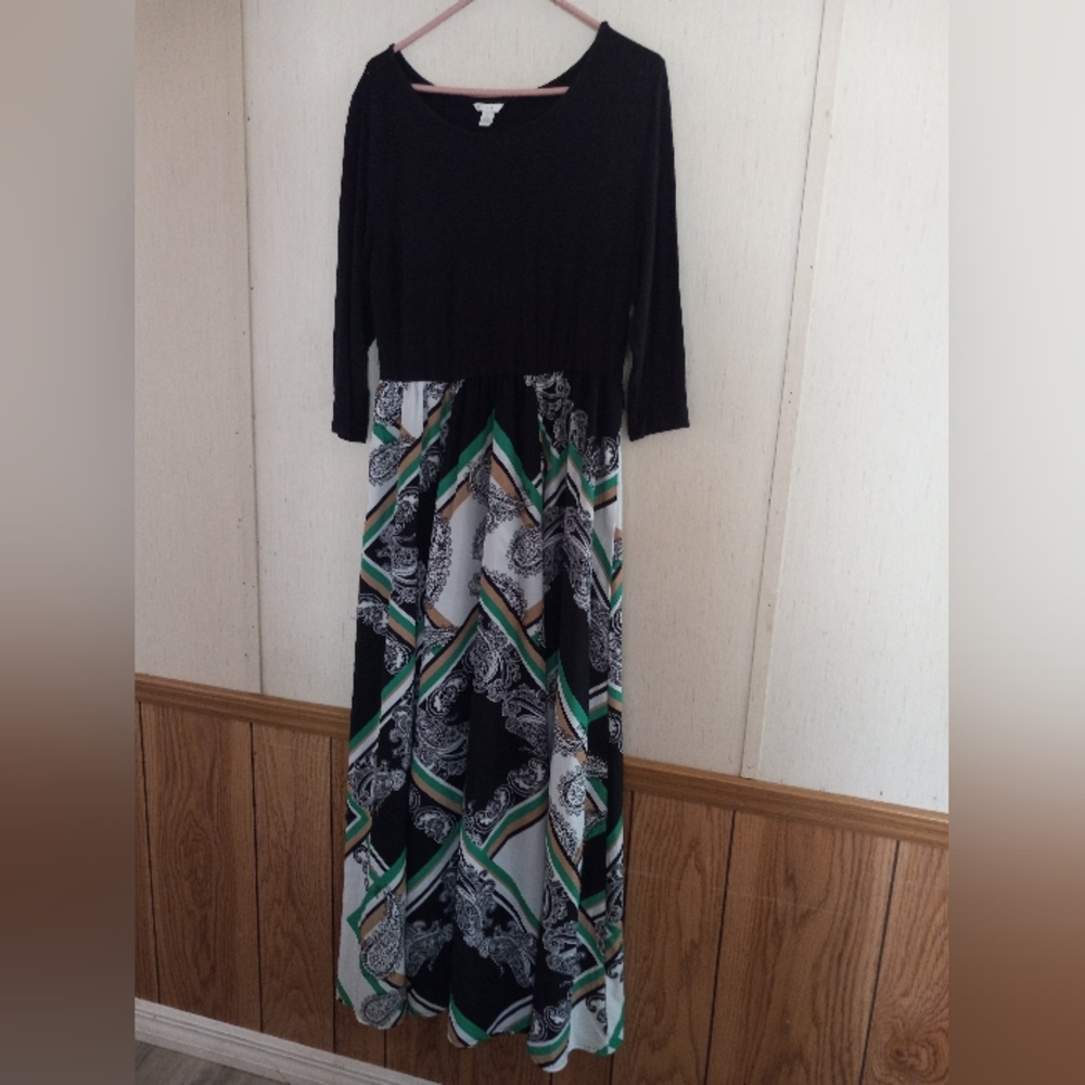 Elegant Black and Green Patterned Dress
